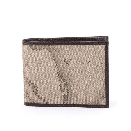 Portafogli uomo realizzato in tessuto stampa Geo, con interni e rifinitutre in vera pellei Scomparto porta banconote, scomparti porta carte di credito, scomparto porta documenti e tasca porta spiccioli. Eventuali piccole imperfezioni o disomogeneità di co