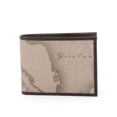 Portafogli uomo realizzato in tessuto stampa Geo, con interni e rifinitutre in vera pellei Scomparto porta banconote, scomparti porta carte di credito, scomparto porta documenti e tasca porta spiccioli. Eventuali piccole imperfezioni o disomogeneità di co